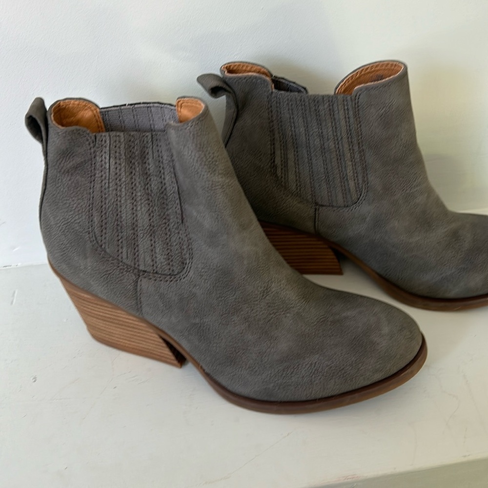 Like New !!!! Kork stacked heel ankle boot